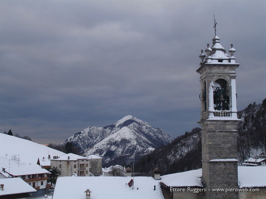 8 - Valpiana, sullo sfondo in Monte Gioco.jpg